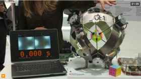 Este robot resuelve el cubo de Rubik en 0,6 segundos