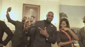 LeBron James y Michelle Obama haciendo el #MannequinChallenge.