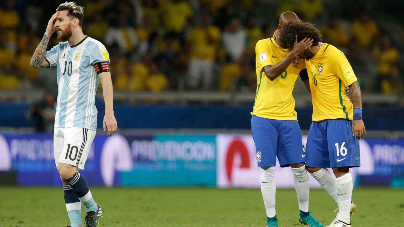 Messi abandona el campo frente a la alegría de los jugadores brasileños.