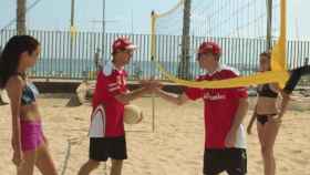 Vettel y Raikkonen se saludan en el campo de voley playa