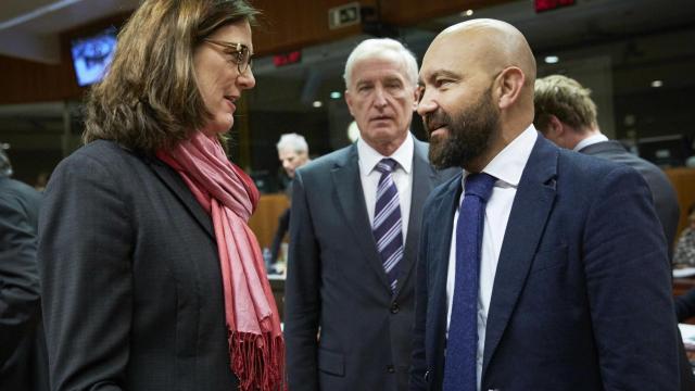 La comisaria Cecilia Malmström conversa con el secretario de Estado de Comercio, Jaime García-Legaz