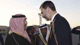 El rey Felipe VI saluda al gobernador de Riad  durante su viaje a la capital saudí en en 2015.
