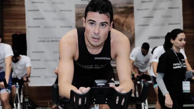 Javier Gómez Noya durante el triatlón indoor solidario de este sábado.