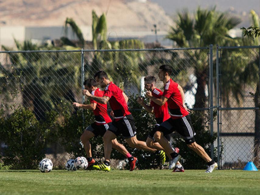 Jugadores de los Xolos de Tijuana entrenando.