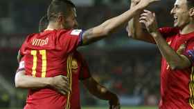Vitolo y Aduriz celebran el cuarto gol.