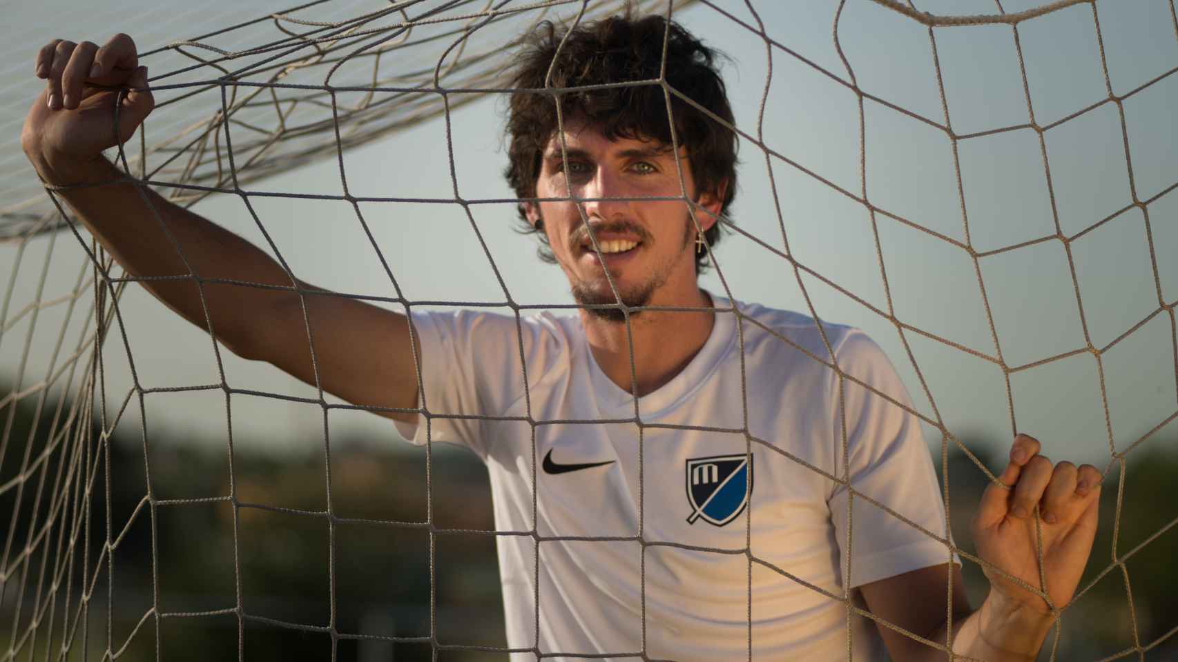 Javier Poves posa en los campos de Iker Casillas (Móstoles).