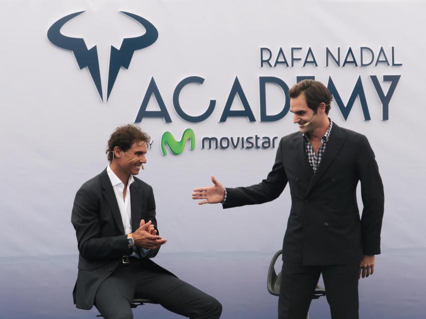 Rafa Nadal y Roger Federer en la presentación de la academia del primero.