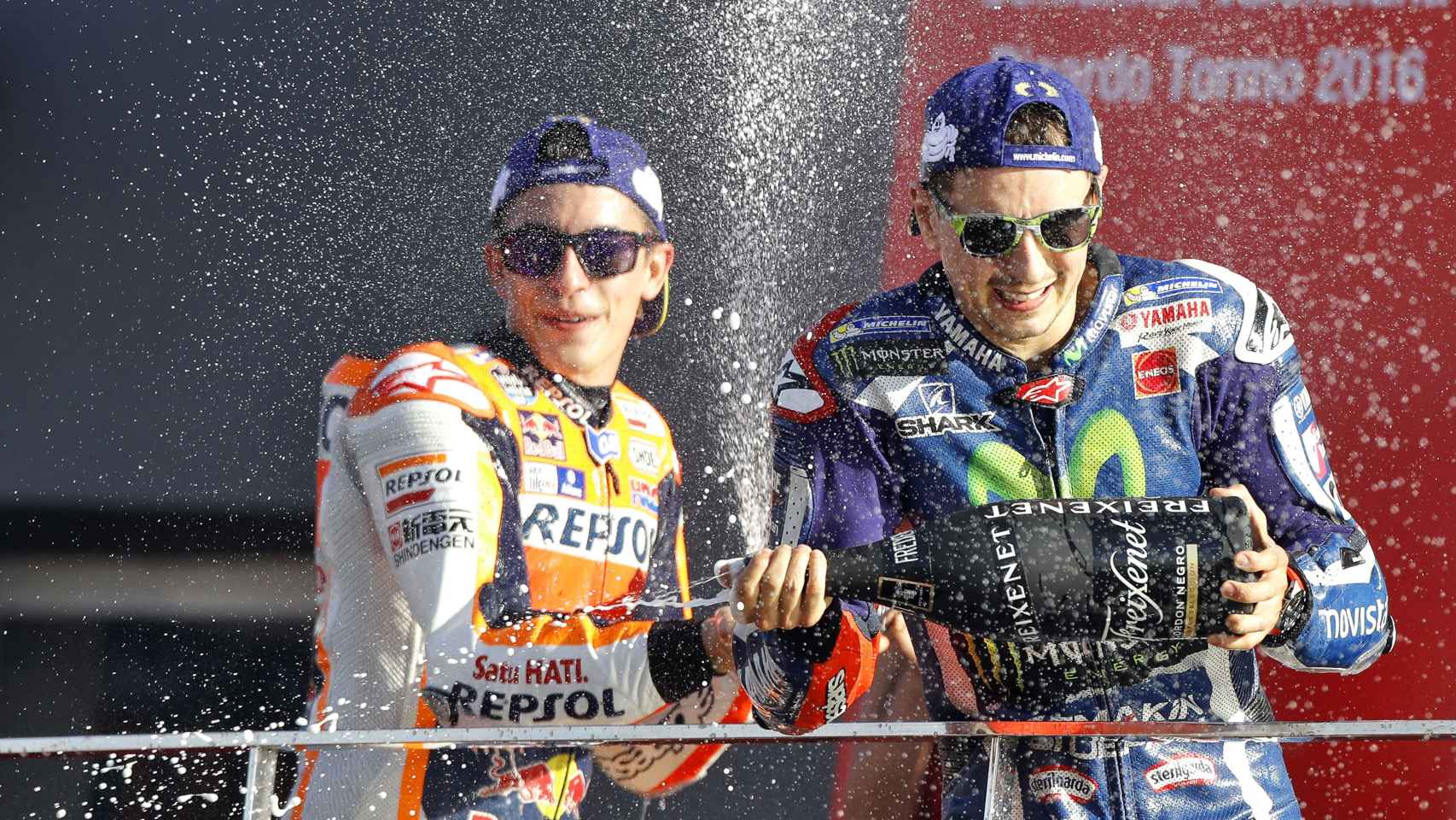 Lorenzo, junto a Márquez, celebra su victoria en Cheste.