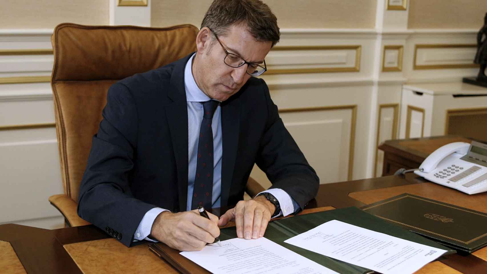 Feijóo firma el decreto de su nuevo gobierno gallego.