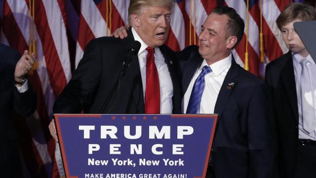 Trump, junto a Priebus durante su discurso en la noche electoral.