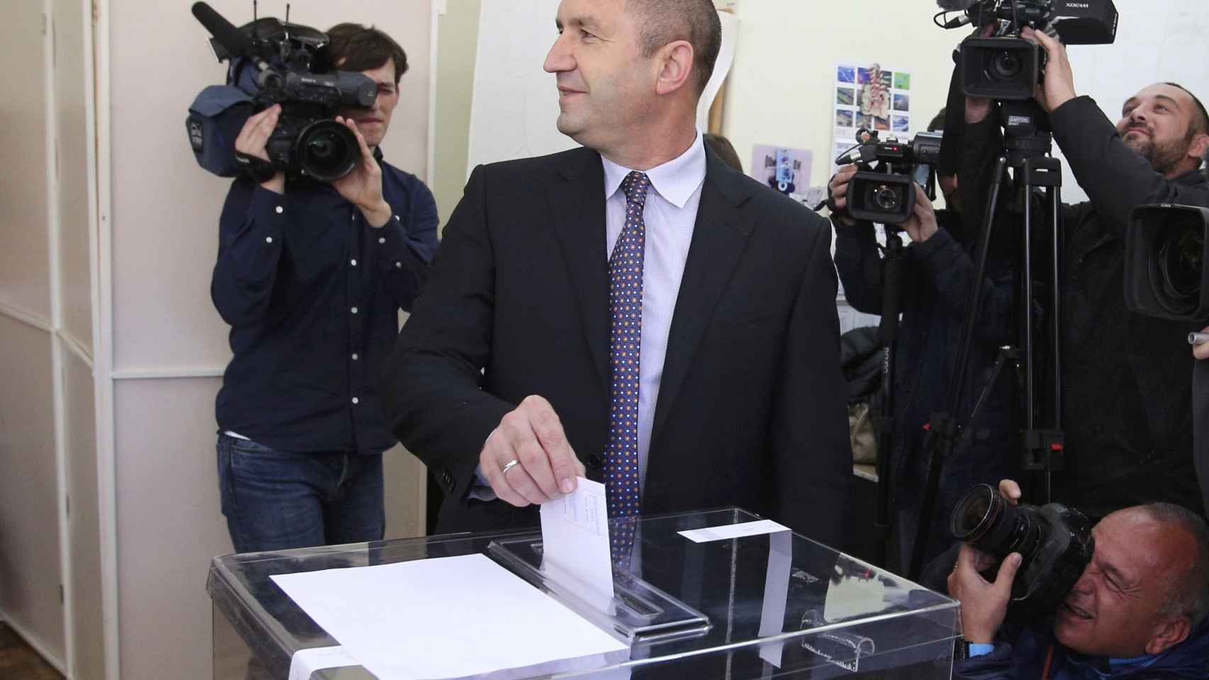 El vencedor Rumen Radev vota en la jornada electoral de este domingo.