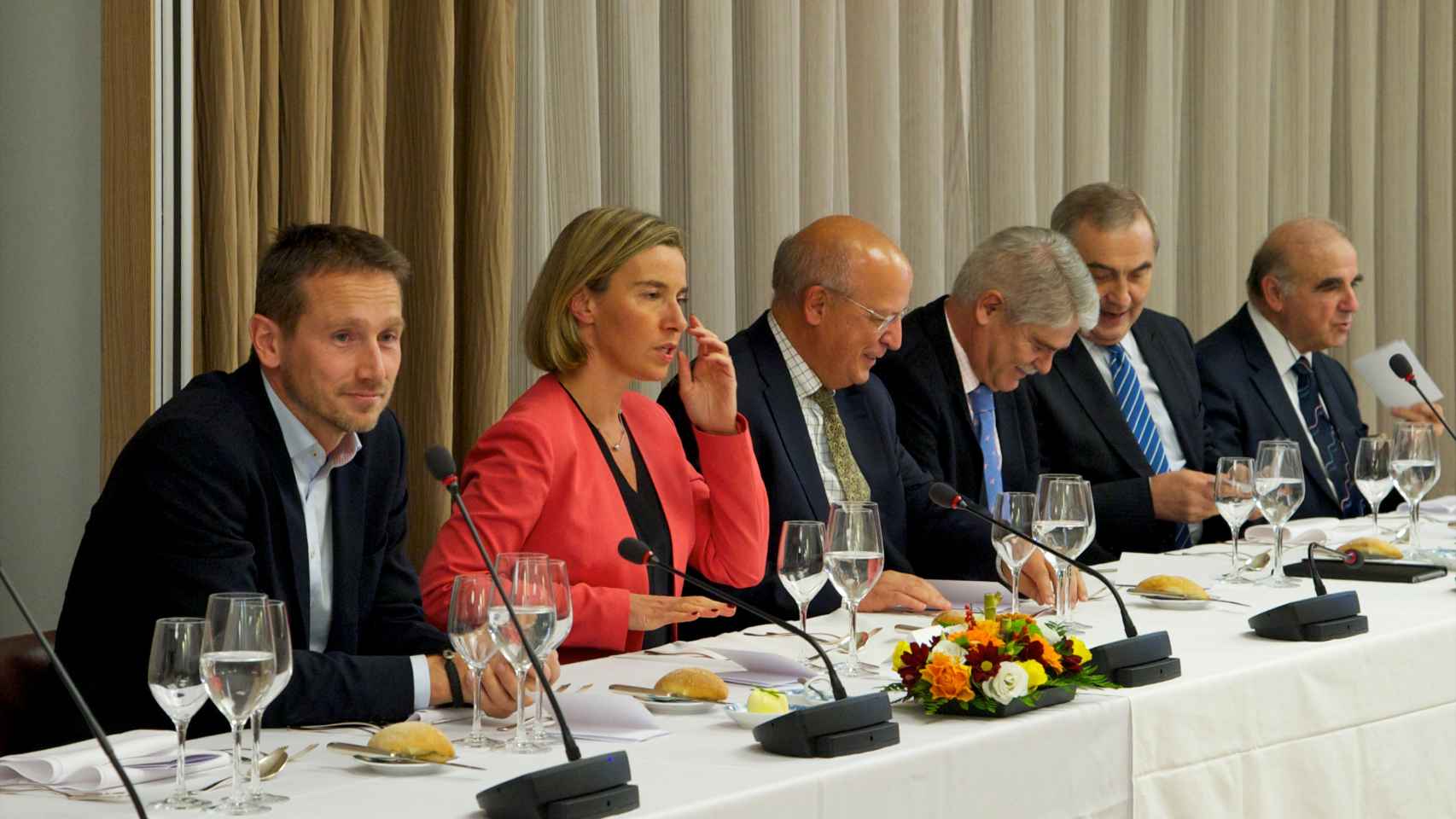 Mogherini y Dastis durante la cena del pánico de la UE sobre Trump
