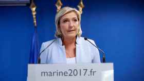 La líder ultraderechista francesa Marine Le Pen ante en su comparecencia para hablar de los resultados de las elecciones presidenciales estadounidenses en el Palacio del Elíseo en Nanterre.
