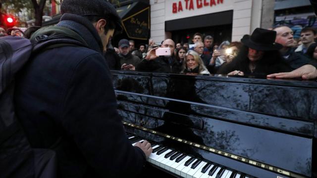 Un pianista toca durante el homenaje a las víctimas de los atentados de París.