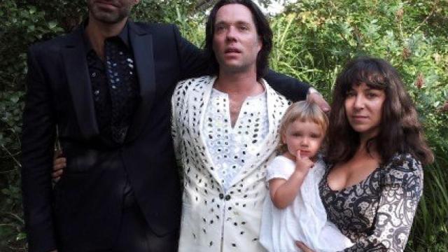 Jörn (izqda) y su marido el cantante Rufus Wainwright , Lorca y la nieta de Cohen en brazos