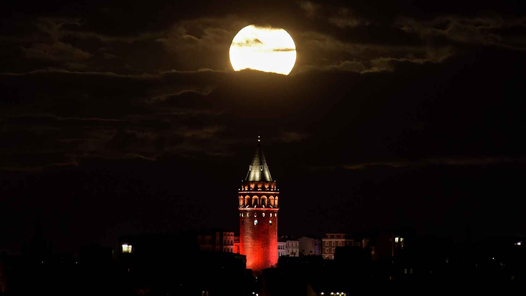 La superluna sobre la histórica torre Galata de Estambul.