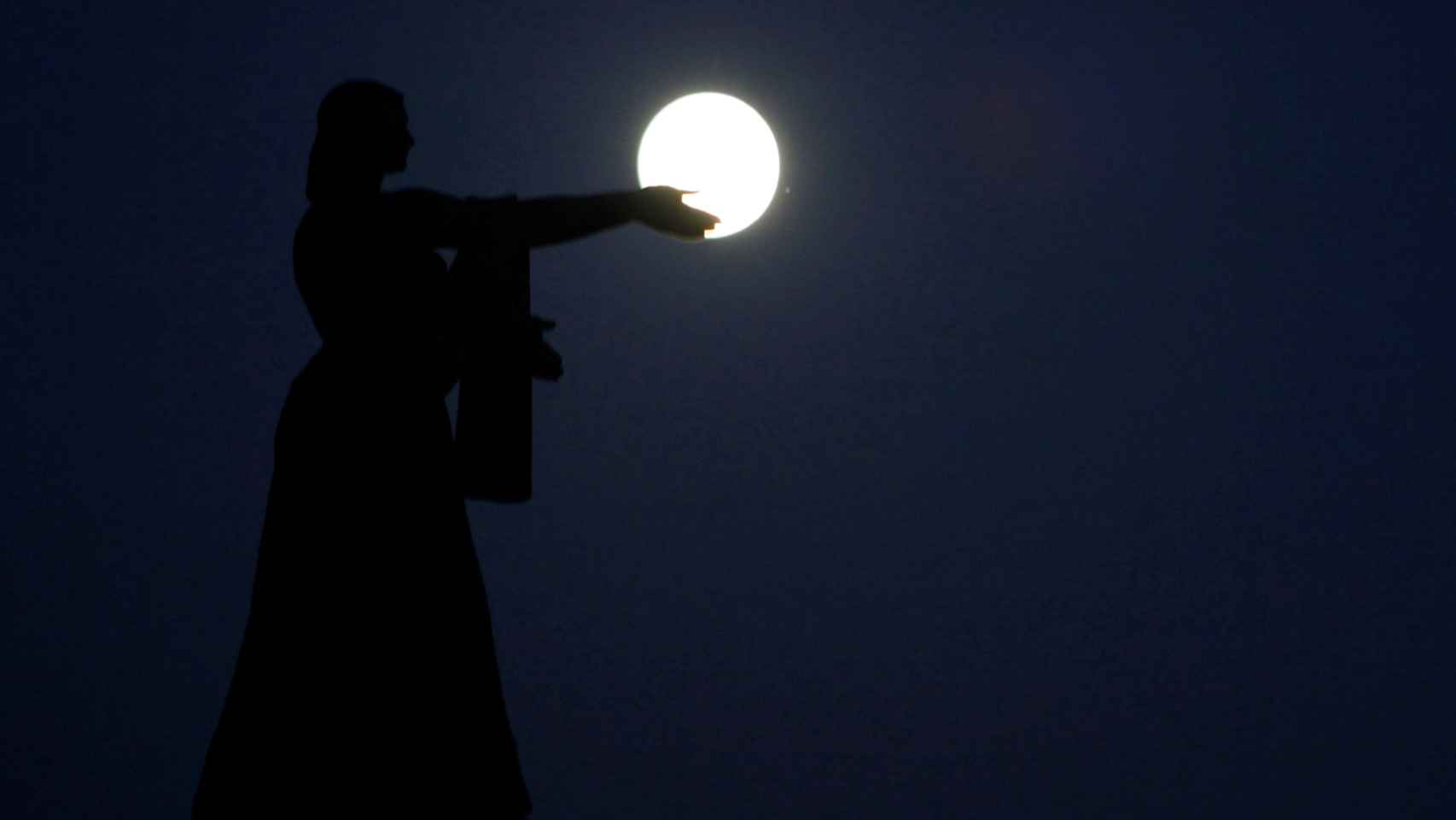 La superluna sobre el monumento La Raza de Ciudad Juárez.