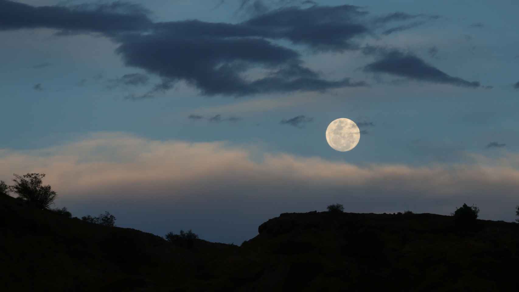 La luna sobre el parque de Ischigualasto en San Juan, Argentina.