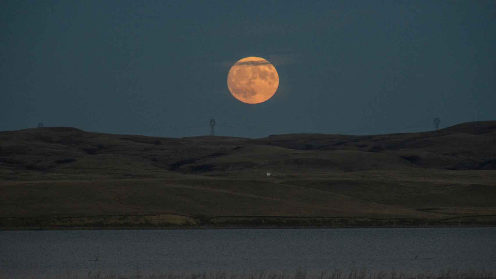 La superluna sobre el río Missouri, foto tomada desde la reserva india de Standing Rock.