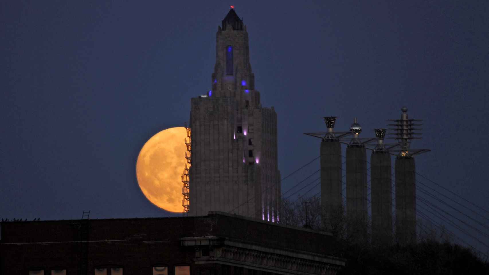 La superluna a través de un edificio de Kansas City.
