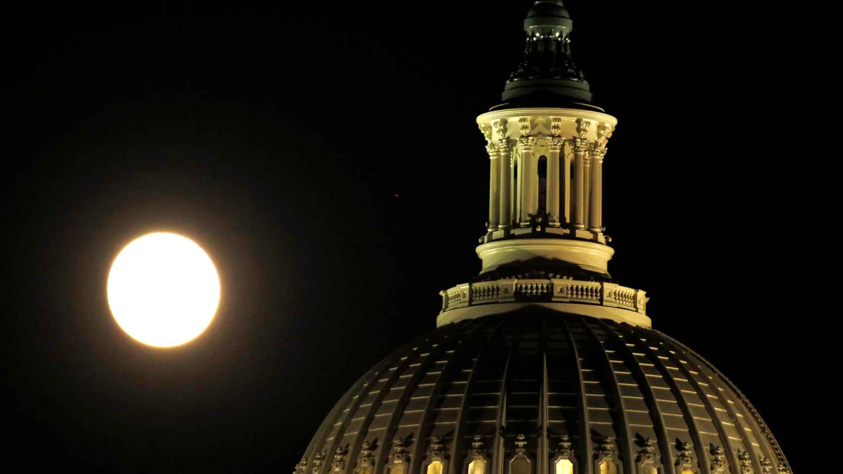 La superluna iluminando la cúpula del Capitolio en Washington.