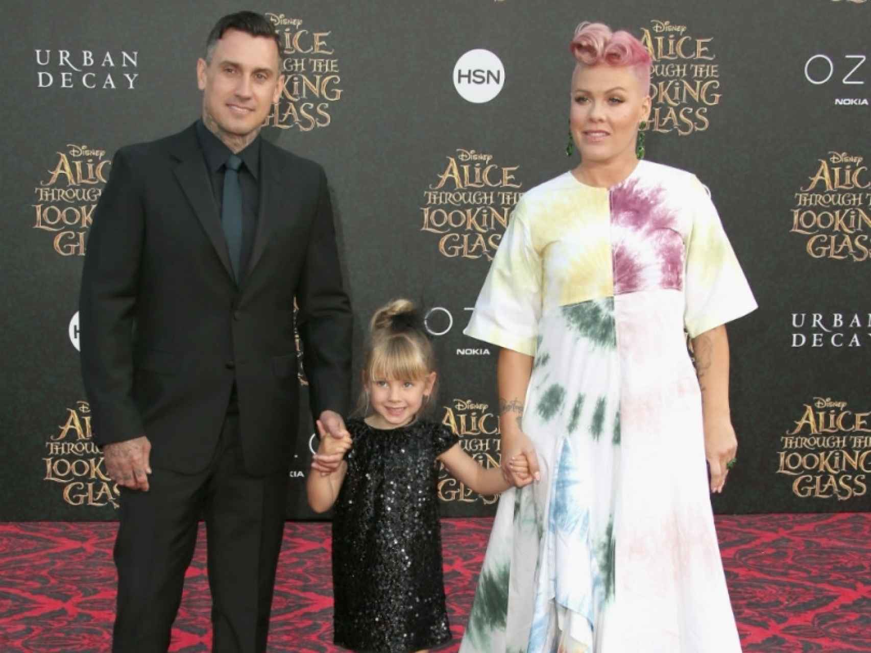 Pink y Carey Hart junto a su hija Willow en la premier de la película Alicia a través del espejo.