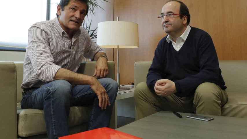 El presidente de la gestora del PSOE, Javier Fernández, y el líder del PSC, Miquel Iceta.