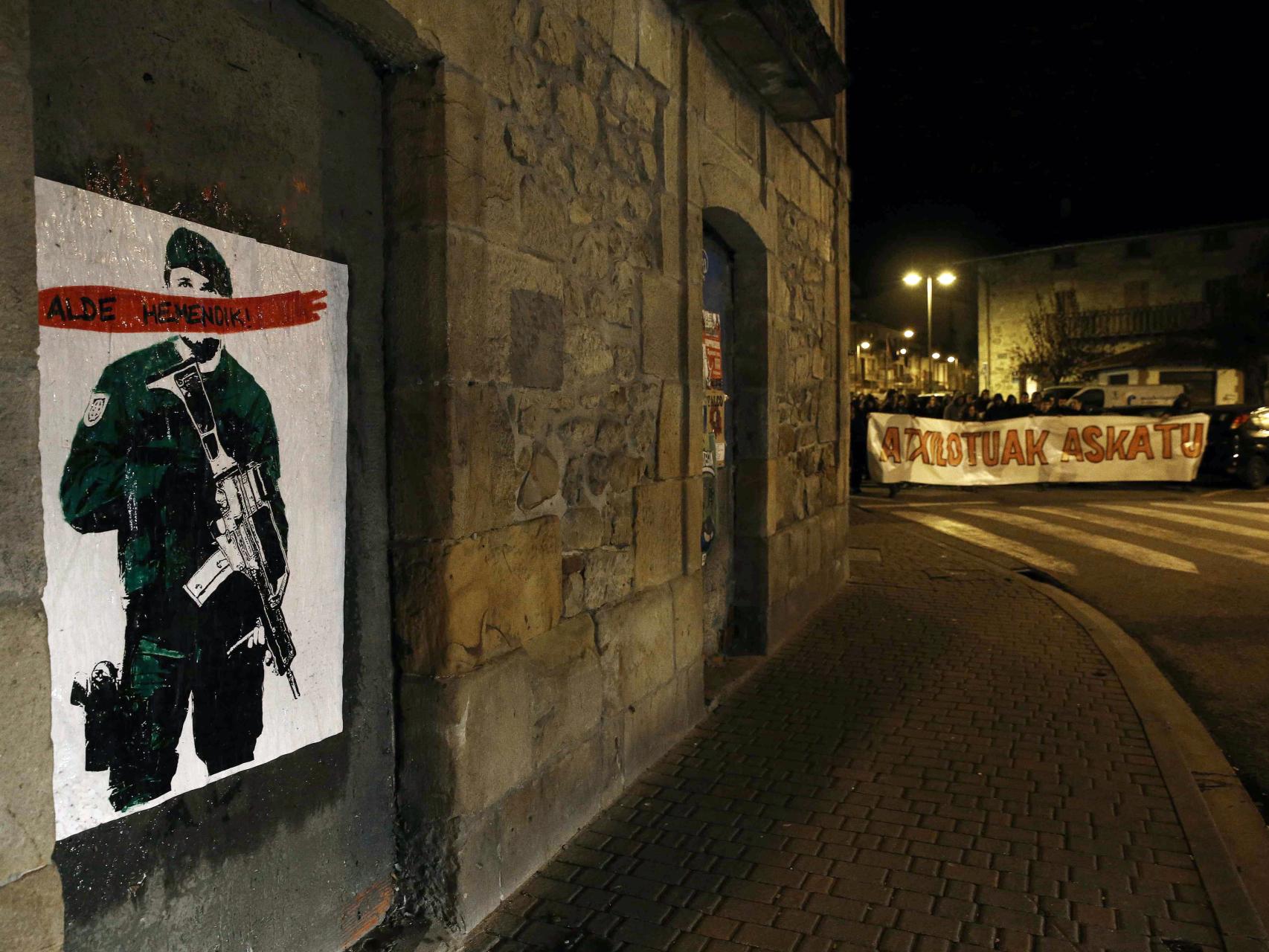 Cartel contra la Guardia Civil colocado en la localidad navarra.