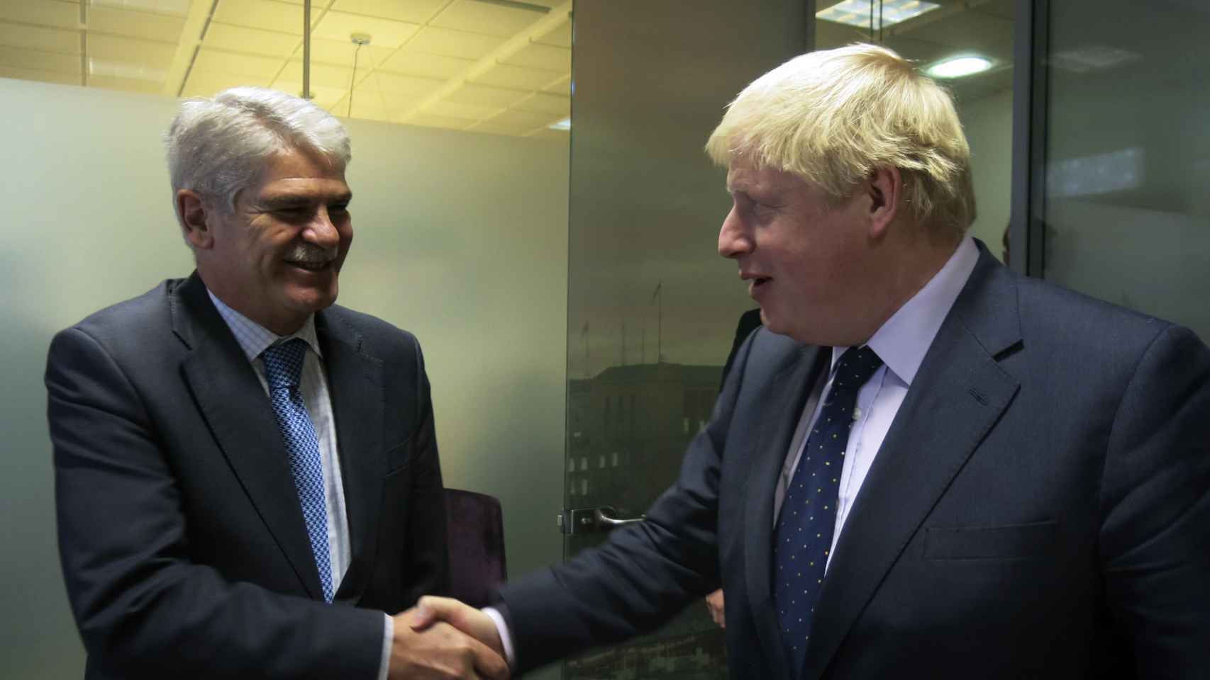Dastis saluda al jefe de la diplomacia británica durante su primera reunión bilateral