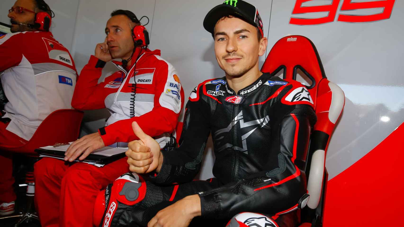 Jorge Lorenzo, en el box de Ducati.