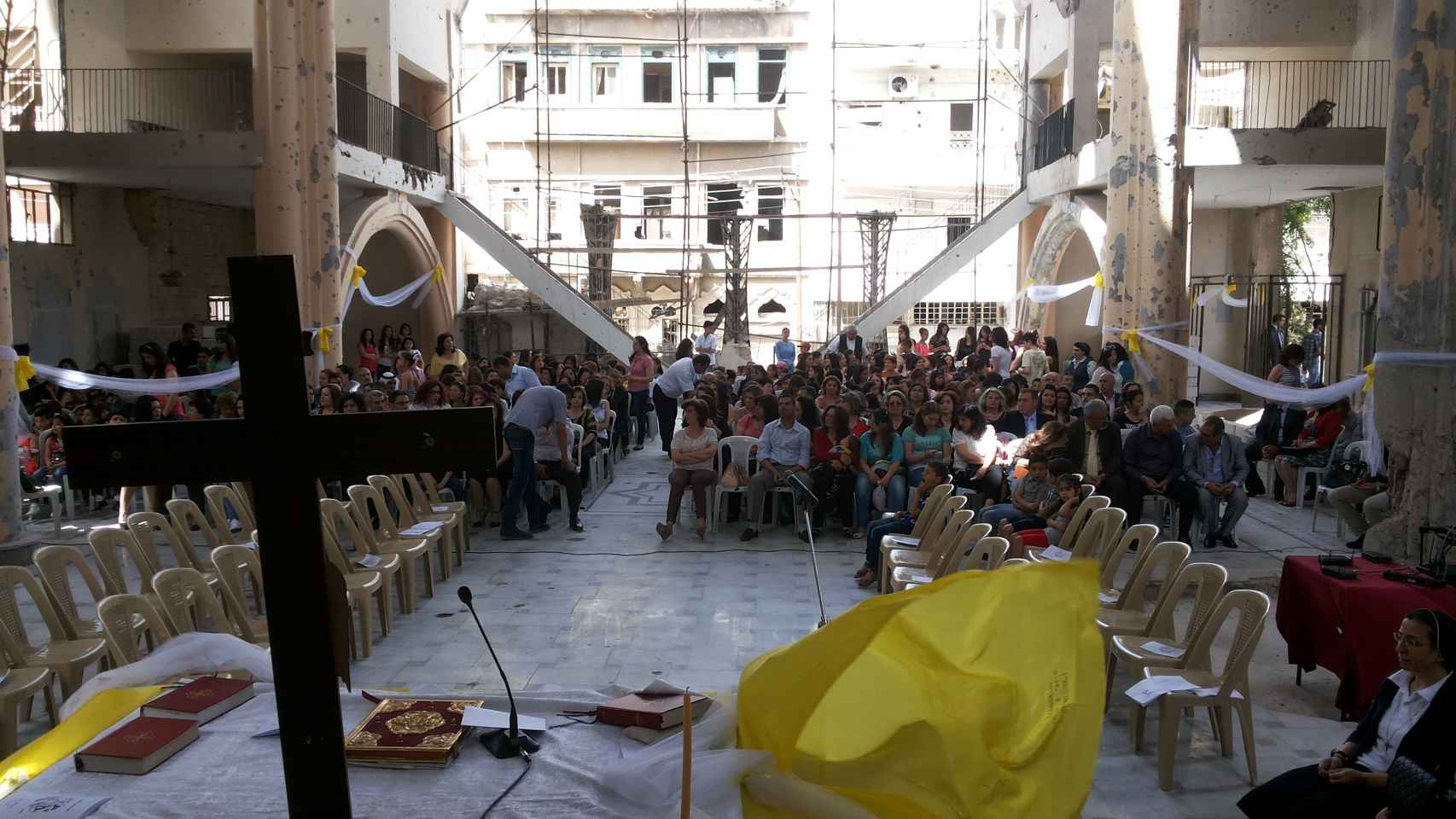Los fieles de Homs acuden a rezar a la catedral derruida durante la guerra.