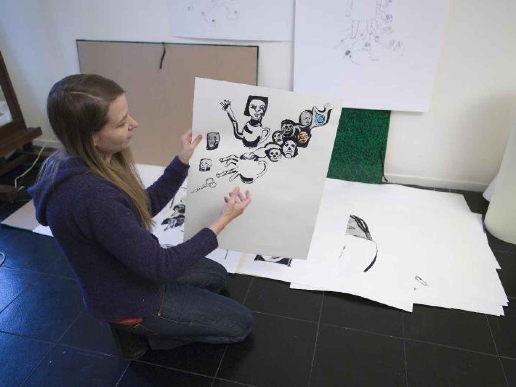 Anne-Marie Schneider en su taller, retratada por el Centre Pompidou.