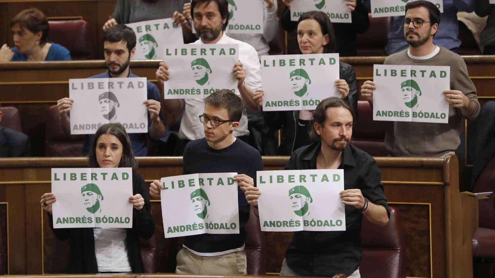 Los carteles exhibidos por los miembros de Podemos.