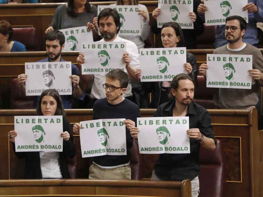 Los carteles exhibidos por los miembros de Podemos.