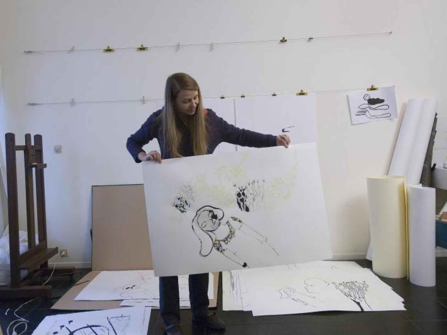 Anne-Marie Schneider en su taller, retratada por el Centre Pompidou.