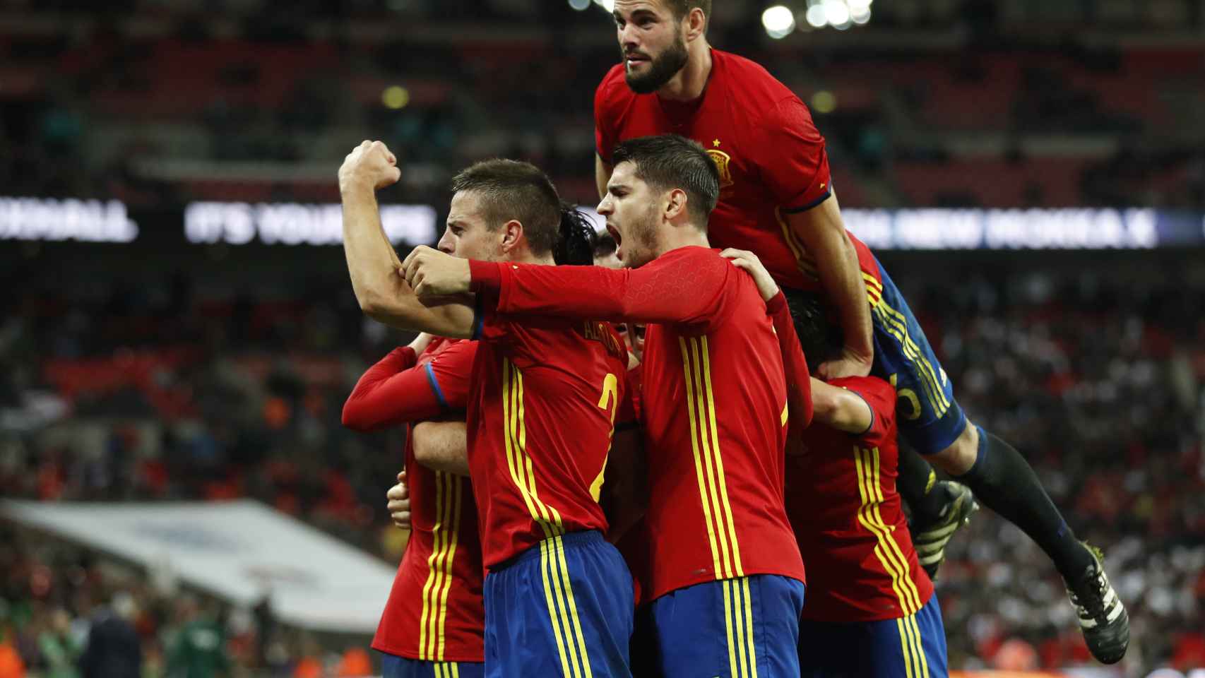 Los jugadores de España celebran un gol.