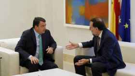 El portavoz del PNV, Aitor Esteban, con Mariano Rajoy.