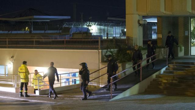 Agentes de la Policía Nacional actuando en el CIE de Murcia.