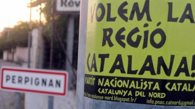 Cartel en el municipio francés de Perpiñán en favor de la región catalana en la 'Cataluña norte'.