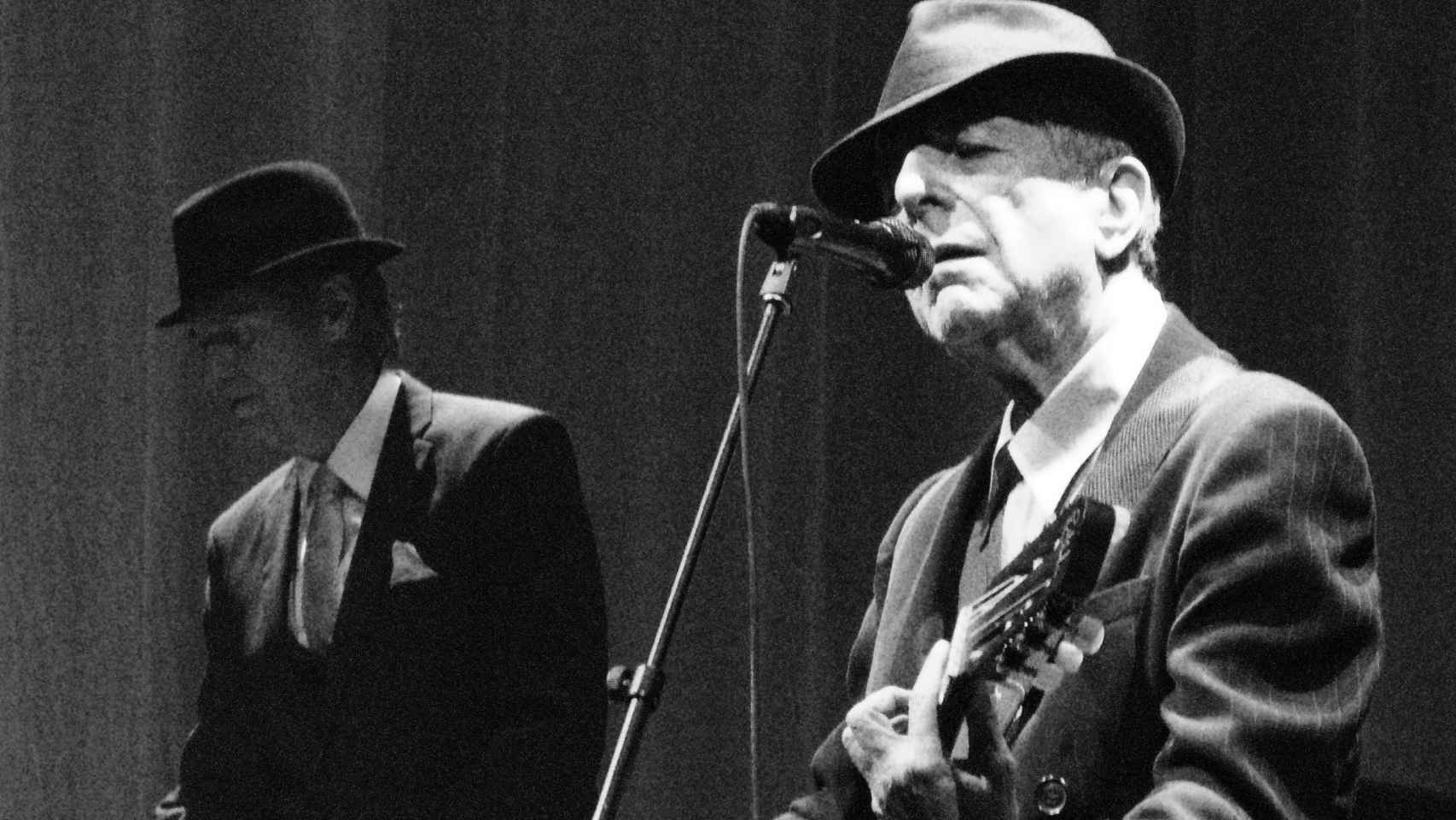 Leonard Cohen durante el transcurso de un concierto.
