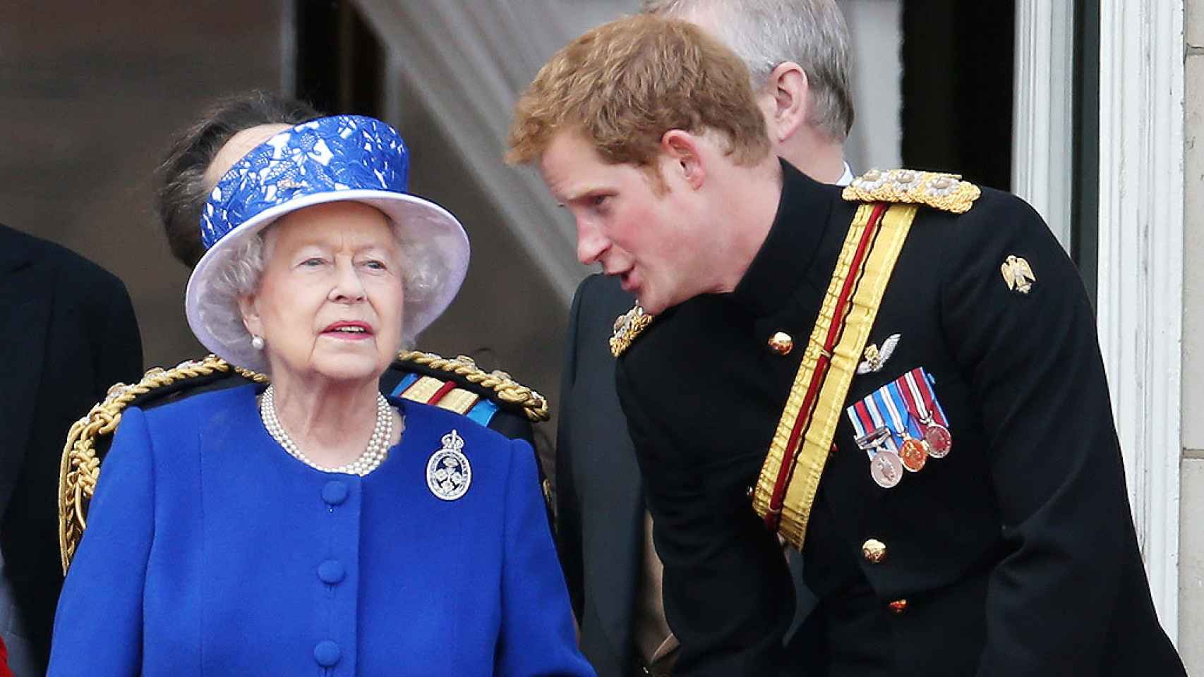 La reina Isabel con ese gesto stiff upper lip, y su nieto Harry