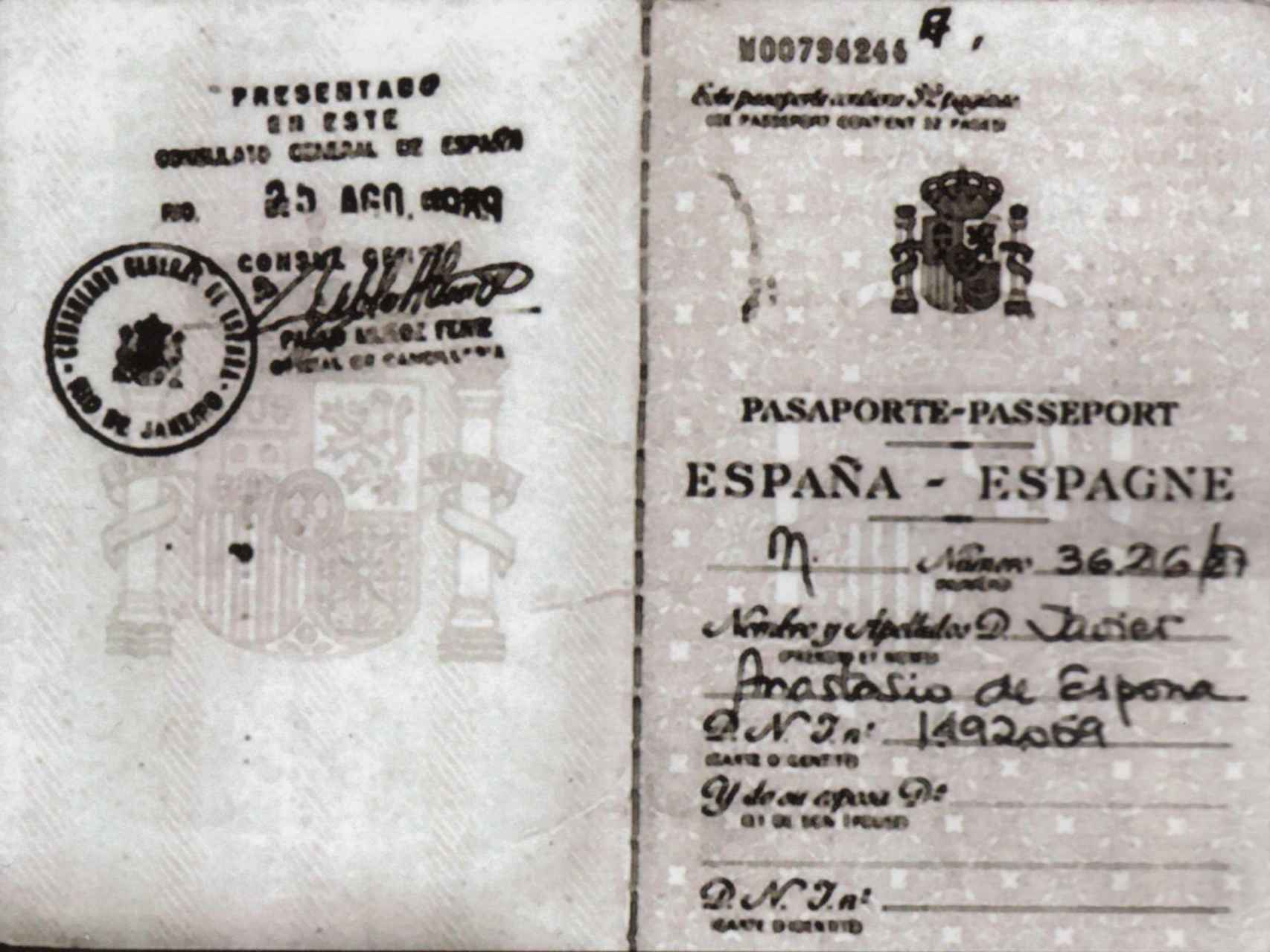 Pasaporte que le renovaron a Javier Anastasio en el consulado de España en Río de Janeiro cuando estaba en busca y captura.