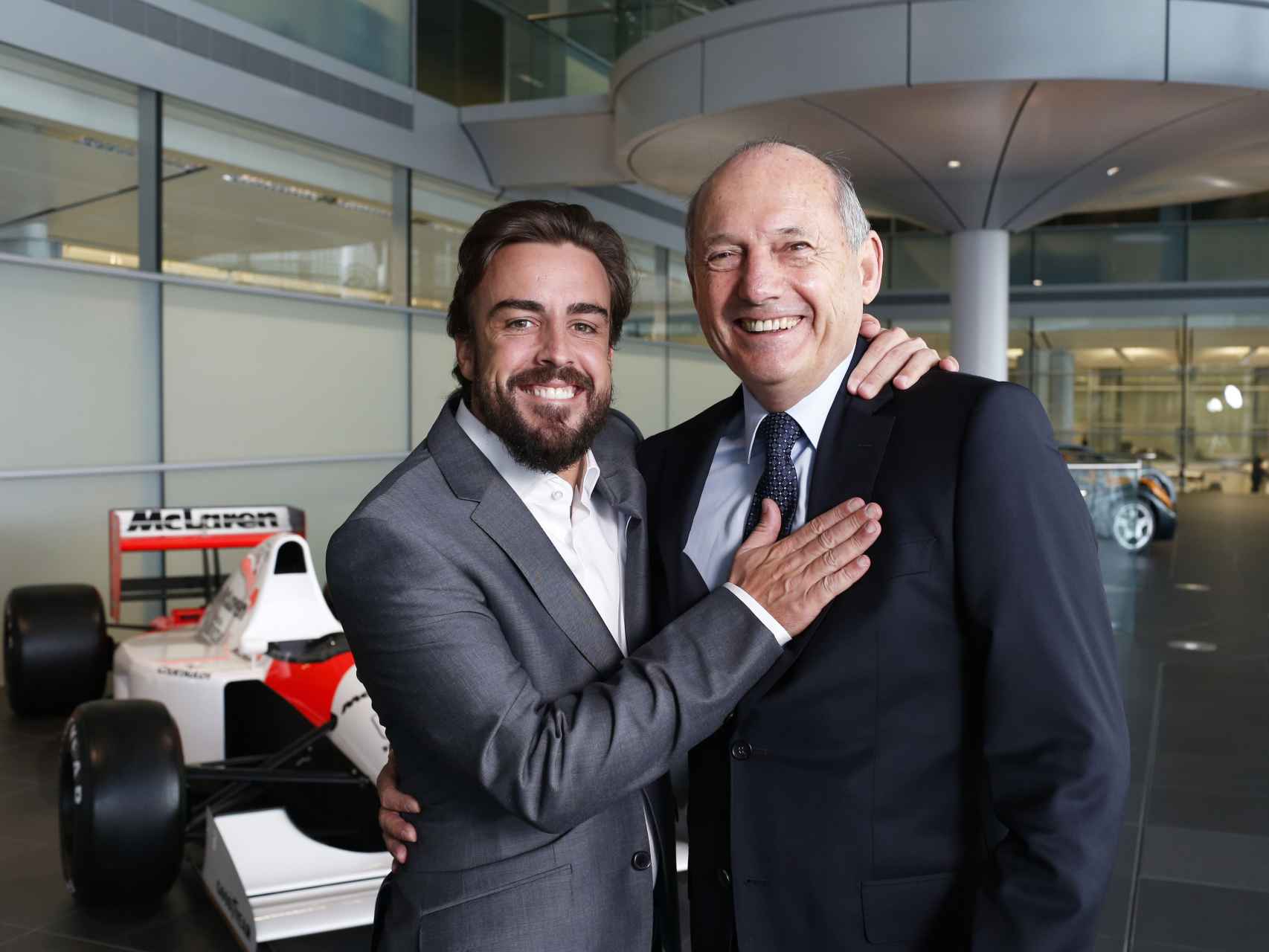 Fernando Alonso y Ron Dennis en Woking en 2015.