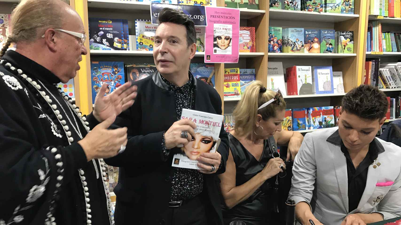 Rappel y Jenny Llada junto al autor del libro.