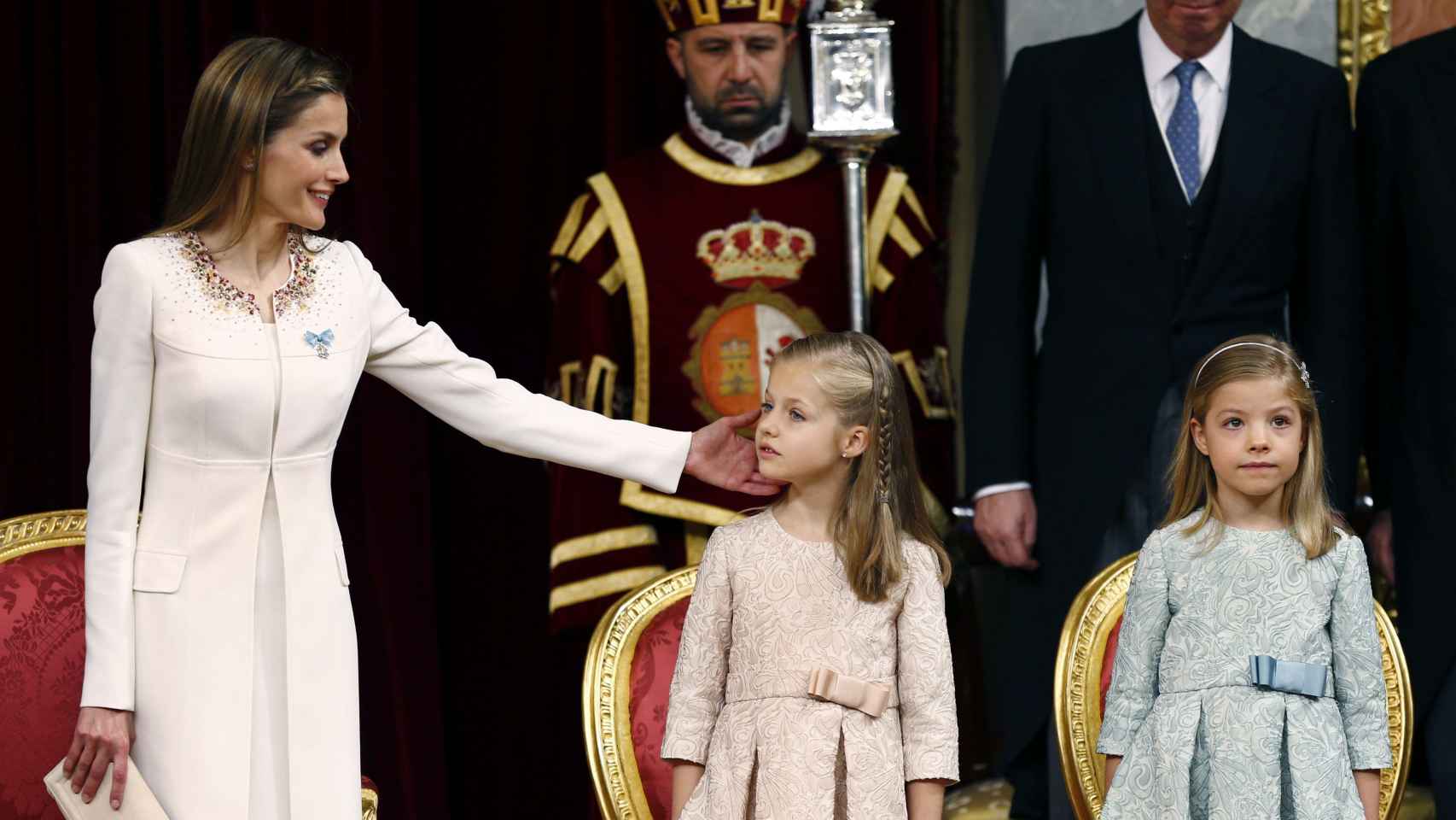 Letizia y sus hijas en el Congreso de los Diputados en 2014, durante la proclamación de Felipe VI.