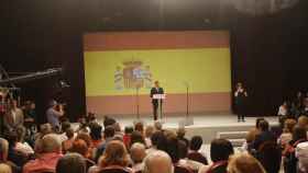 Pedro Sanchez, ante una gran bandera de España, en su presentación como candidato al Gobierno en 2015.