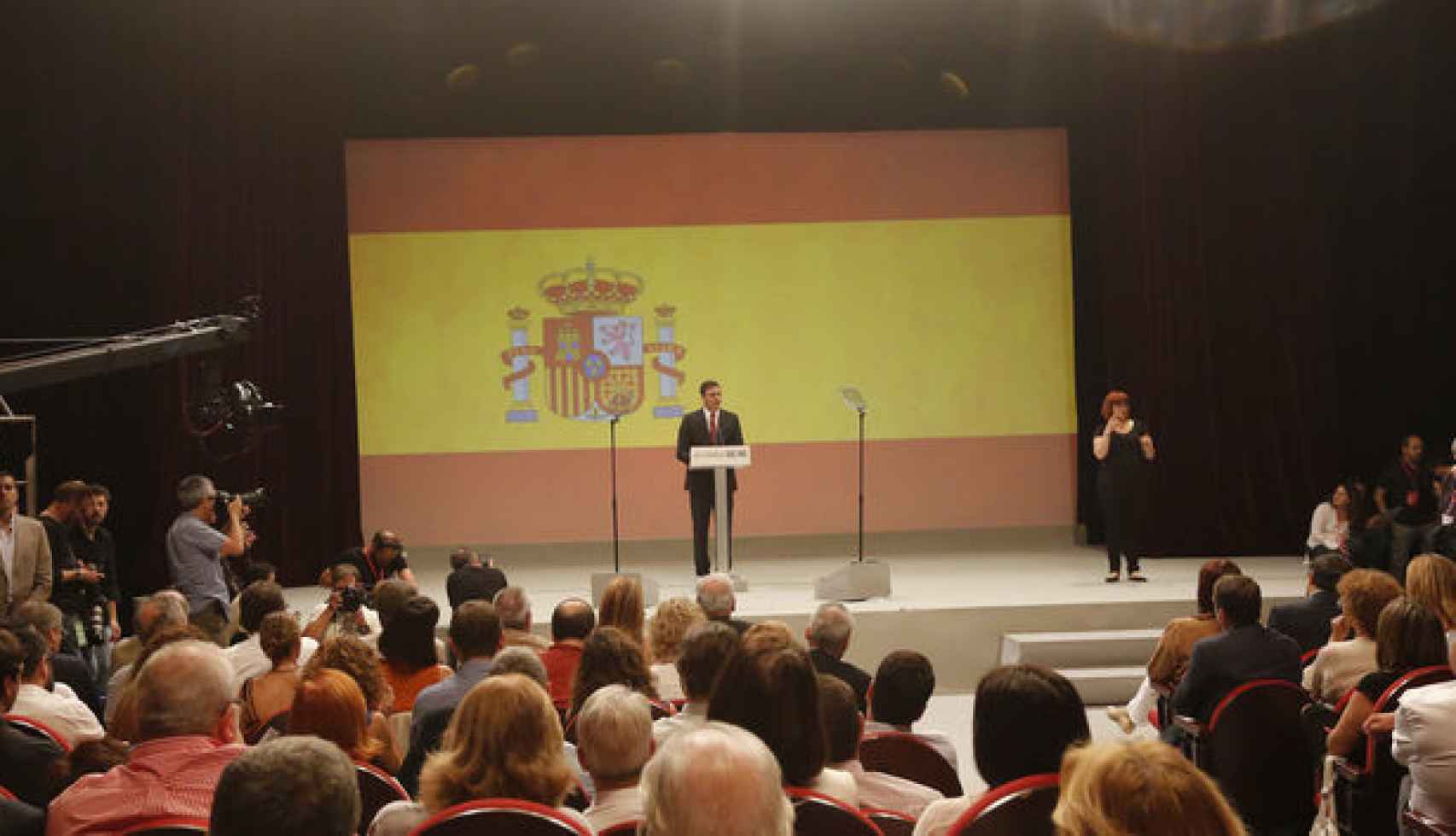 Pedro Sanchez desplegó la gran bandera en junio de 2015, en su presentación como candidato al Gobierno.