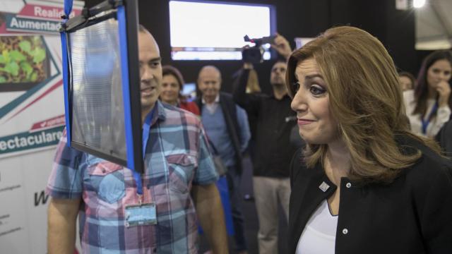 Susana Díaz muestra su sorpresa en un expositor de realidad aumentada.