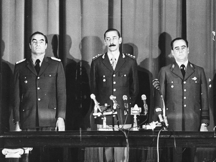 Jorge Videla (c), Emilio Massera (i) y a Orlando Agosti (d) tras dar el golpe de Estado en 1976.