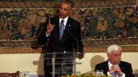 Obama pronuncia un discurso durante una cena de Estado junto al presidente griego, Prokopis Pavlopoulos.